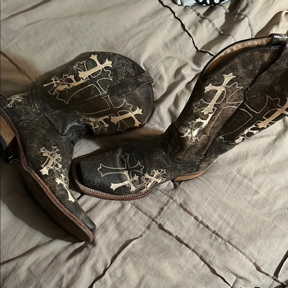 Circle G Brown Distressed Leather Western Heeled Boots with Cream Cross Stitch